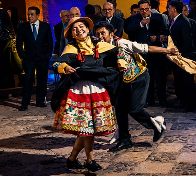 Pareja girando en una danza de carnaval